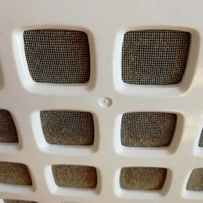 SHARPのプレフィルター。汚れが付いているのが分かります（汚くてスミマセン）。